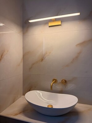 Dusche, Haartrockner, Bidet, Handtücher