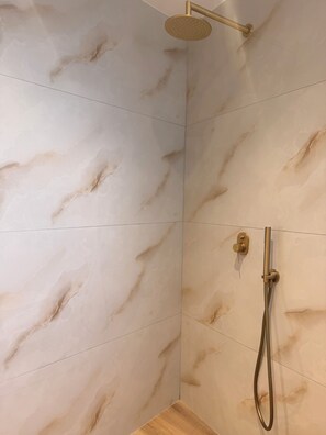 Shower, hair dryer, bidet, towels