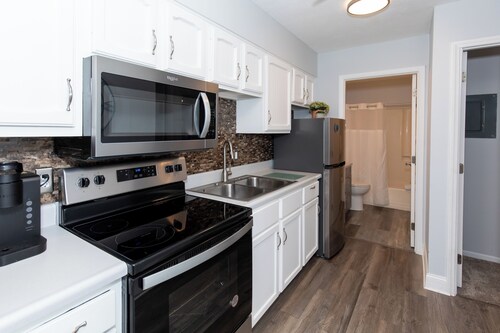 Central Huron Modern Apartment !