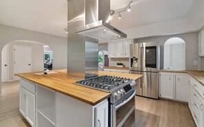 Private kitchen - Eastside Portland home with beautiful views (Portland)
