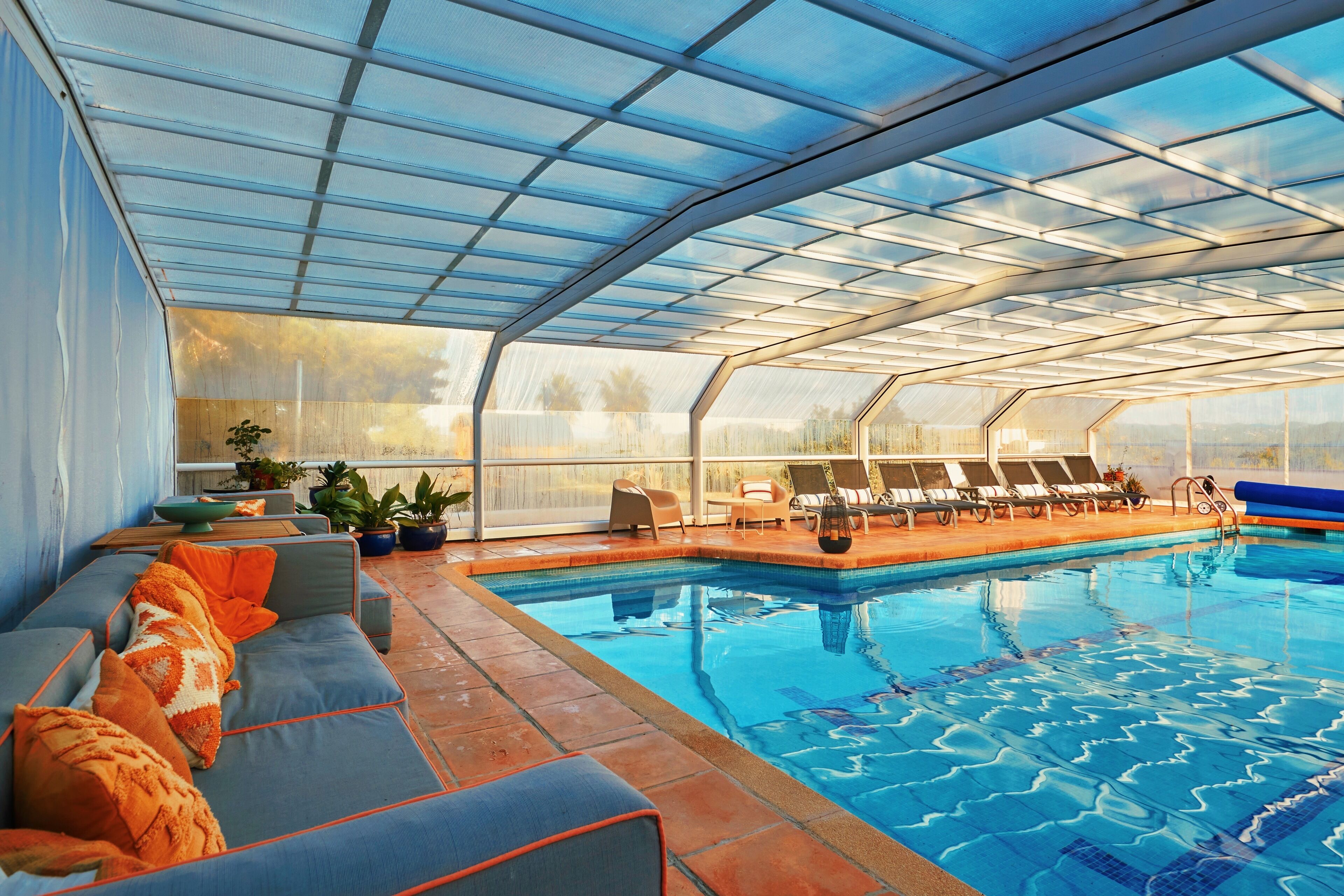 Een binnenzwembad, een buitenzwembad