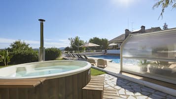 Een binnenzwembad, een buitenzwembad