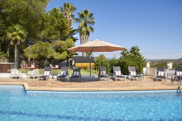 Alberca techada y alberca al aire libre