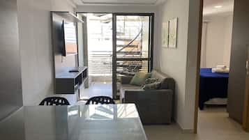 Leilighet – comfort | Oppholdsrom | En 32-tommers smart-TV med kabel-kanaler samt TV