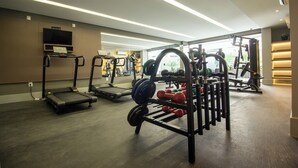A gym with treadmills, weight machines, and free weights. - Bela Hospedagem-EcoSummer Duplex Tambaú (João Pessoa)