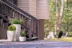 Property grounds - Secluded Retreat w Hot Tub, FirePit & Pool Access (Hedgesville)