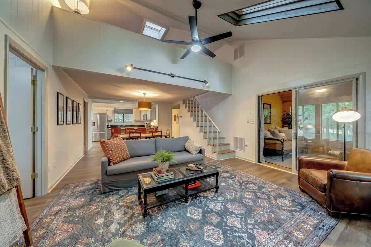 Una televisión, una oficina