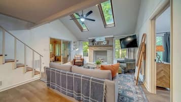 Een televisie en een kantoor