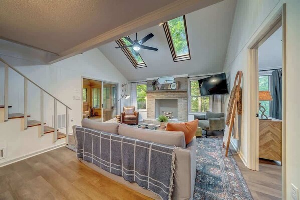 TV, offices - Secluded Retreat w Hot Tub, FirePit & Pool Access (Hedgesville)