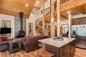 Interior - Stunning mountain cabin with lake view, firepit, grill, patio & washer/dryer (Sagle)