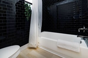 Kombinert dusj/badekar, hårføner, håndklær og såpe