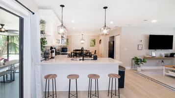 Kühlschrank, Mikrowelle, Ofen, Geschirrspüler