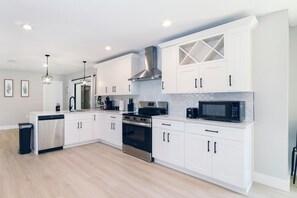 Fridge, microwave, oven, dishwasher - ☆New☆6min to 3 Sisters Springs☆Spacious, Fun with Game room (Crystal River)