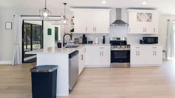 Kühlschrank, Mikrowelle, Ofen, Geschirrspüler