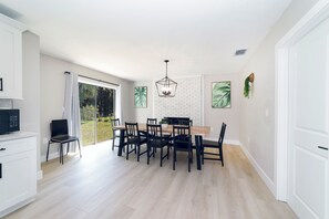 Dining - ☆New☆6min to 3 Sisters Springs☆Spacious, Fun with Game room (Crystal River)