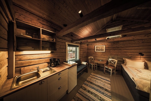 Traditional Cottage with Double Bed | Privat køkken | Køleskab, kogeplade, kaffe-/temaskine, elkedel