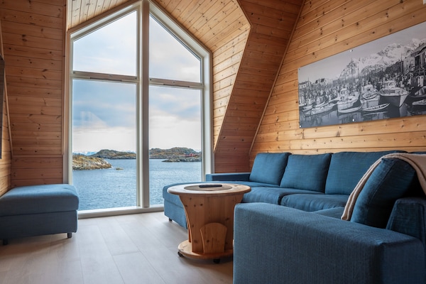 Superior Rorbu Suite with Seaview | Living area