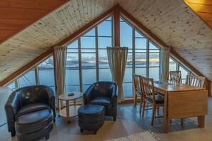 Rorbu Suite with sea view | Living area - Henningsvær Rorbuer (Vagan)