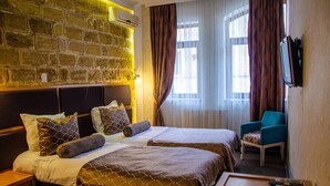 Basic Twin Room | Desk, laptop workspace, soundproofing, WiFi (free) - Qala Hotel (Baku)