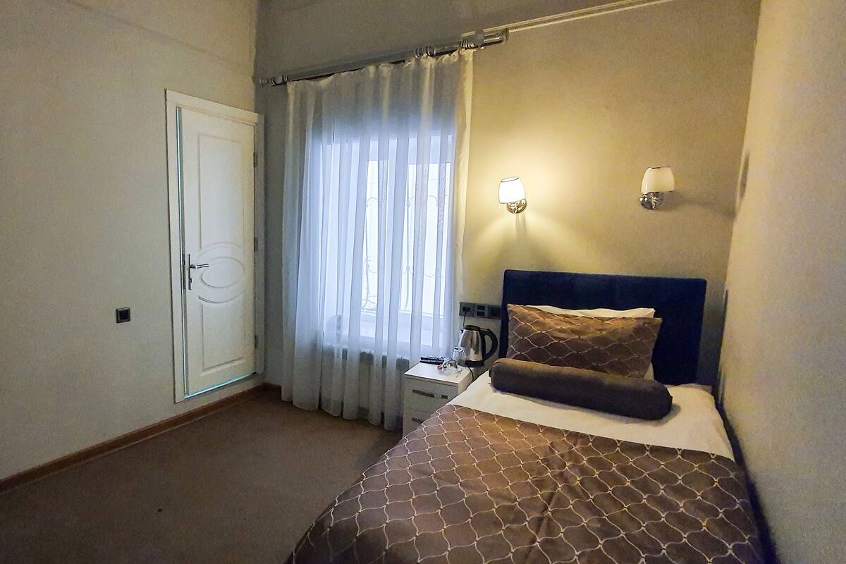 Habitación individual básica | Escritorio y espacio para trabajar con un portátil