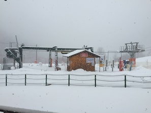 A wooden cabin with a sign, surrounded by snow, near a ski lift and equipment. - 3 Limone Hut White Reserve Ski-in Ski-out Morel chairlift (Piemonte)