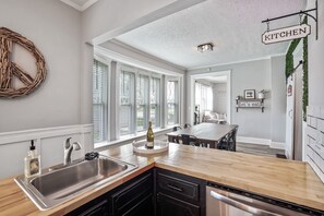 Frigorifero, microonde, piano cottura, lavastoviglie