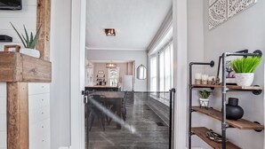Een moderne keuken met een eetgedeelte, houten planken en uitzicht op de eetkamer.