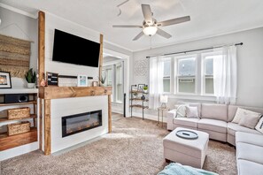 Smart TV, fireplace