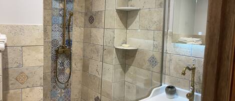 Een bad/douchecombinatie