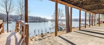 Bright, Beautiful Smith Mountain Lakefront, Full Amenities & Perfect Location!