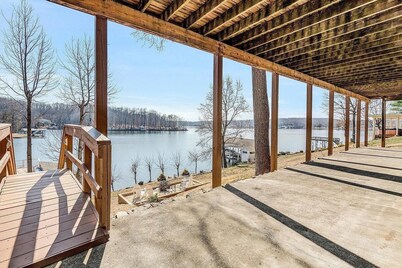 Bright, Beautiful Smith Mountain Lakefront, Full Amenities & Perfect Location!