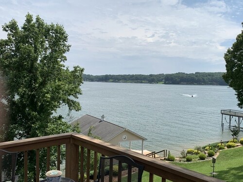 Bright, Beautiful Smith Mountain Lakefront, Full Amenities & Perfect Location!