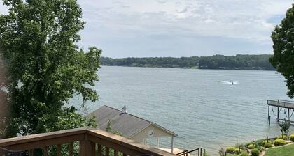 Bright, Beautiful Smith Mountain Lakefront, Full Amenities & Perfect Location!