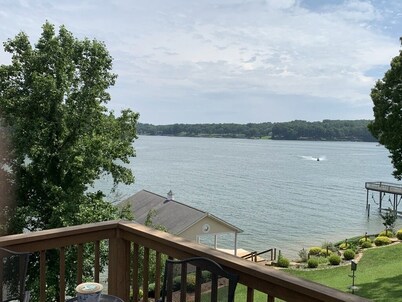 Bright, Beautiful Smith Mountain Lakefront, Full Amenities & Perfect Location!