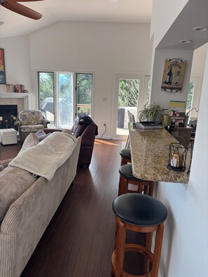 Smart TV, lareira, pebolim, mesa de pingue-pongue