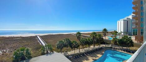 من حمّامات السباحة المغطاة