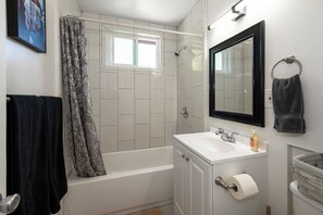 Dusche, Haartrockner, Handtücher, Seife