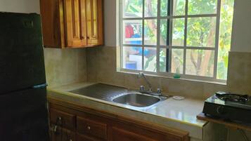 Réfrigérateur, plaque de cuisson, cafetière/bouilloire