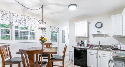 Old Made New-3 Bedroom Lovely Home-Dog Friendly
NOW OPEN 25% OFF 1ST 3 BOOKINGS