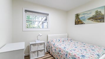 3 bedrooms, desk, iron/ironing board, free WiFi