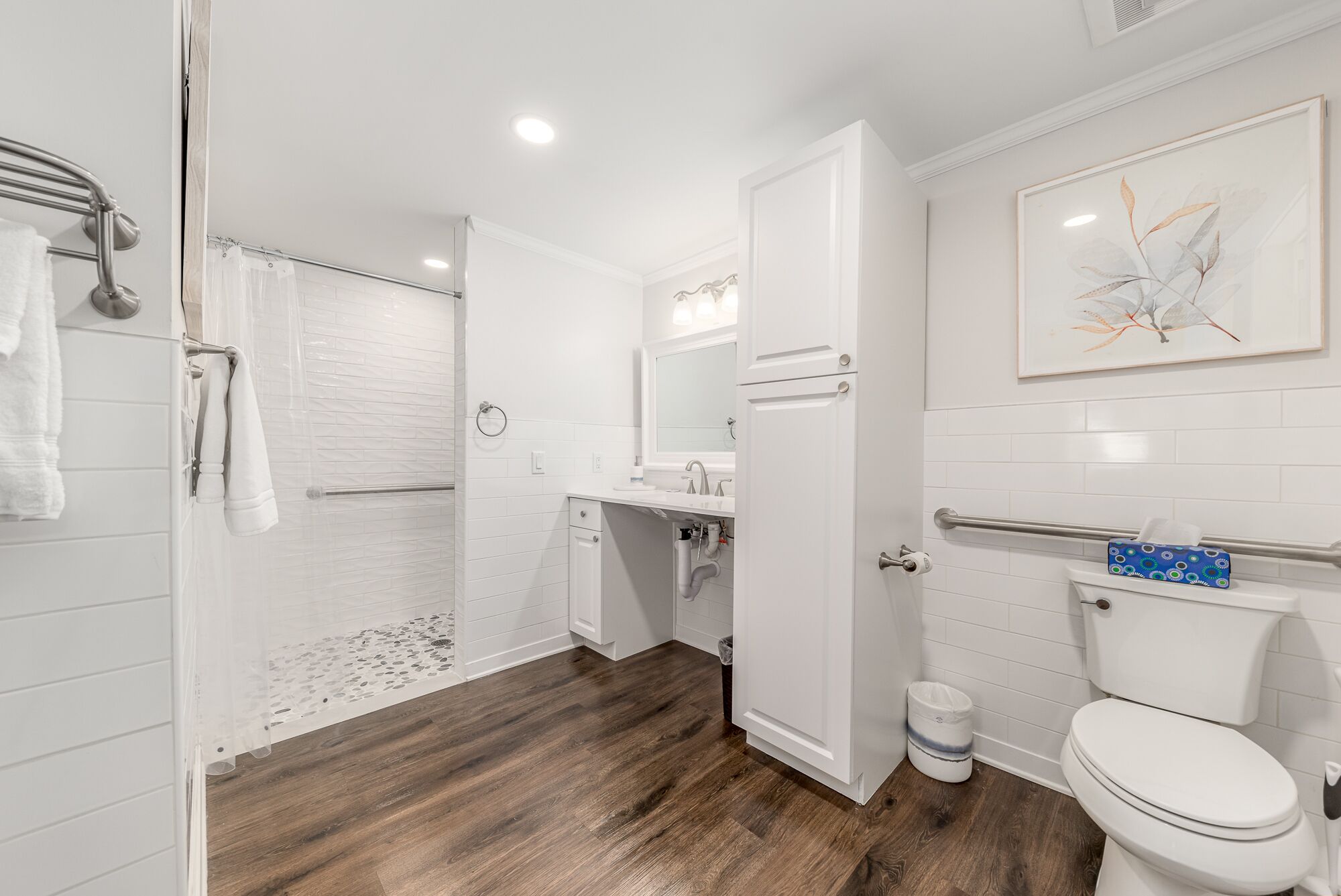 Combined shower/bathtub, hair dryer, soap, shampoo