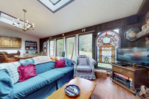 TV, fireplace, stereo