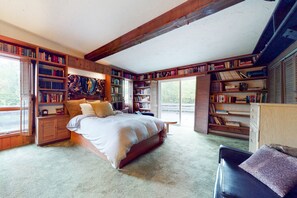 4 bedrooms, iron/ironing board, internet, bed sheets