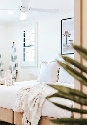 3 bedrooms, travel cot, WiFi - 'Casa Keys' Shoal Bay Boutique Coastal Home (Shoal Bay)