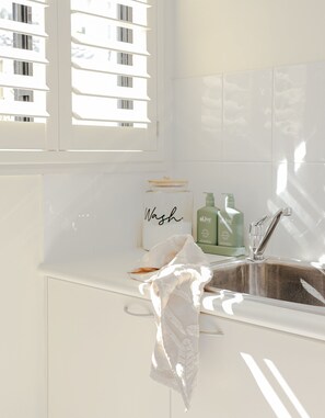 Bathtub, shampoo - 'Casa Keys' Shoal Bay Boutique Coastal Home (Shoal Bay)