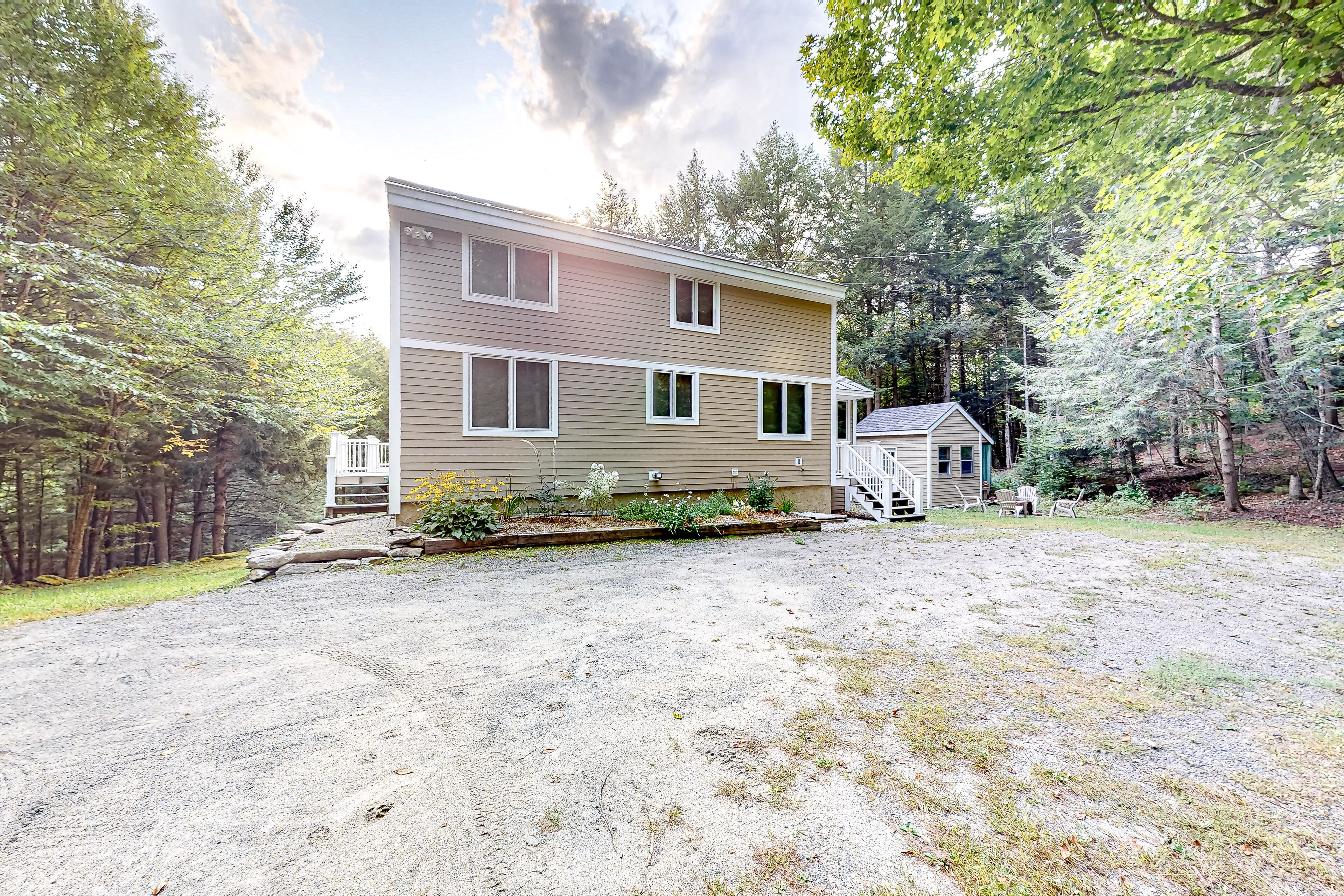 Tranquil river-view home with gorgeous nature views, firepit, grill & fireplace