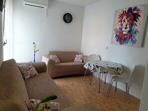 TV - Haus Marina & Matko - One Bedroom Apartment with Balcony M2 (Makarska)
