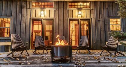 Deerwood Hill ~ après ski cabin • hot tub • fire pit • Stratton • Manchester
