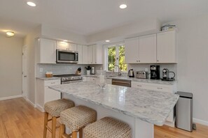 Geladeira, micro-ondas, fogão, cooktop