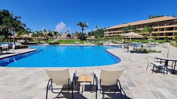 3 piscinas externas, espreguiçadeiras